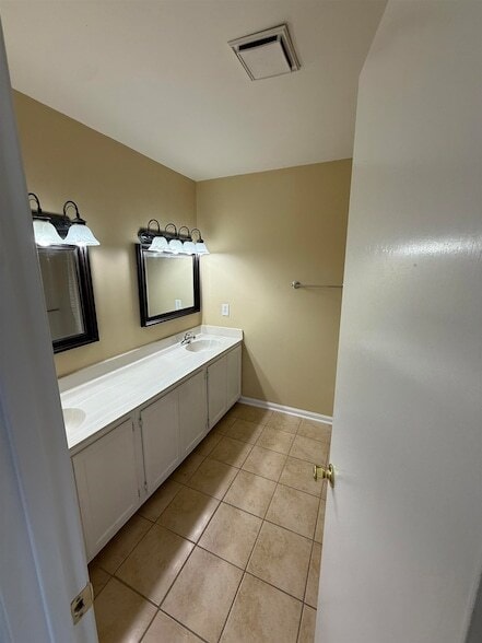 Building Photo - 951 Plantation Dr