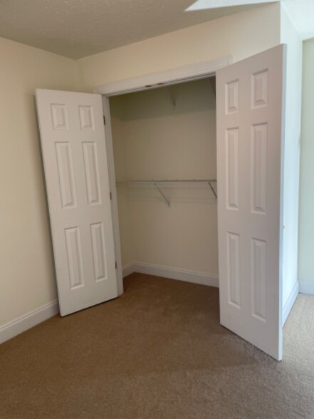 Building Photo - 1016 Hickory Dr