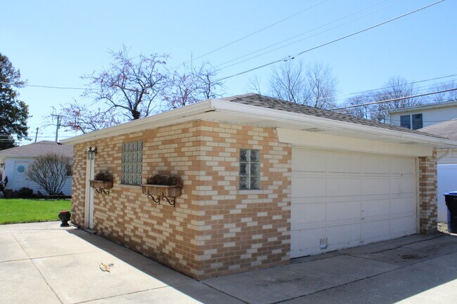 Building Photo - 724 Barnsdale Rd