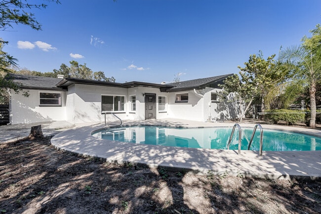 Building Photo - Newly Renovated Pool Home