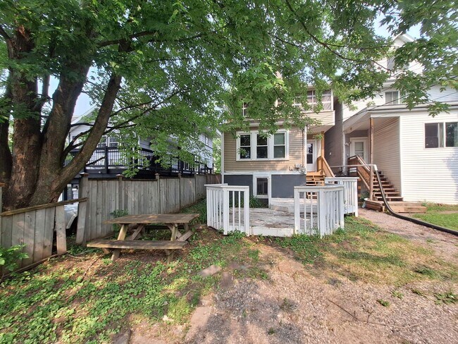 Building Photo - AVAILABLE June 1st - 6 Bedroom, 2 Bath House with Garage $200 Off First Months Rent!