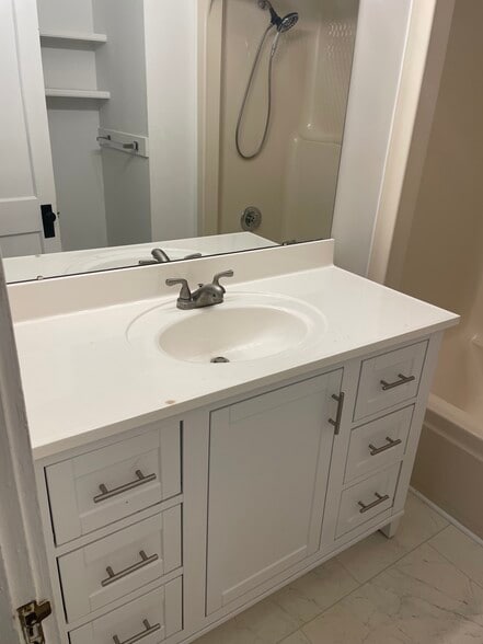 Building Photo - 305 Duncan St