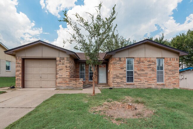 Building Photo - 3 bedroom Home with Prime Location