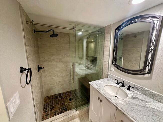 Building Photo - Beautiful 4-Bedroom Home with Stunning Vie...