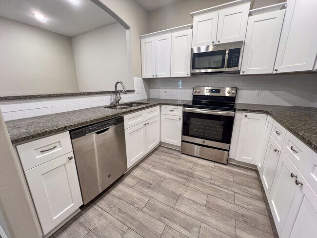 Building Photo - Spacious 3 Bedroom/2 Bathroom Chaffee Cros...