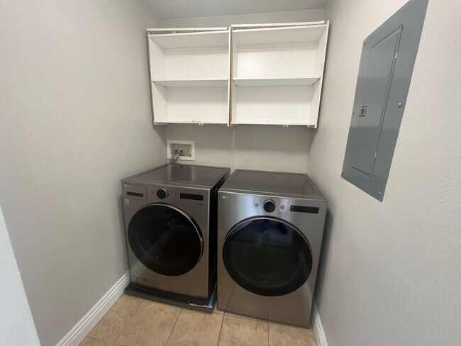 Building Photo - 2 bedroom 2 bath condo Gated community Nor...