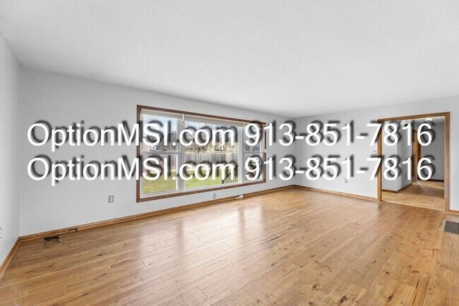 Building Photo - Country Charm Just Minutes From Lawrence!