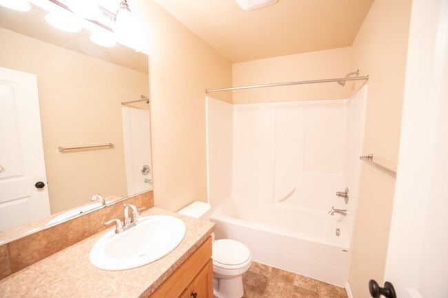 Building Photo - Newer Construction Townhome in Canby