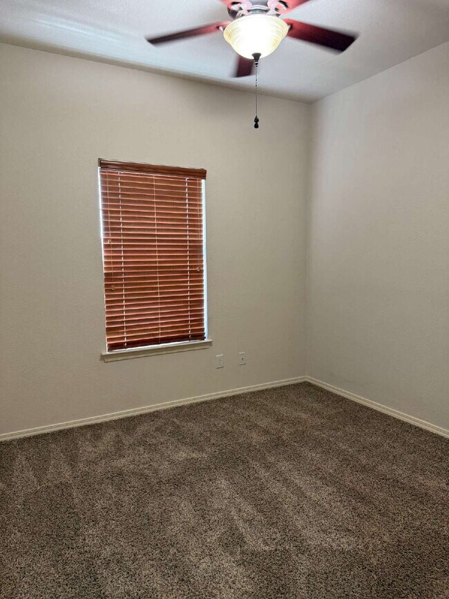 Building Photo - "Spacious 4-Bedroom Oasis with Granite Kit...