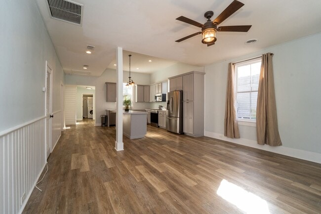 Building Photo - Historic Lincolnville 3/2 Single Family Home