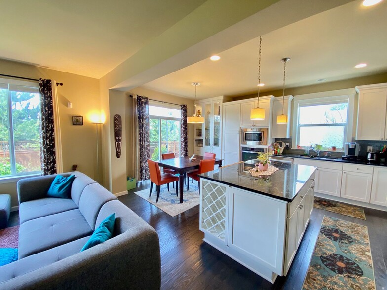 Building Photo - Welcome to the Claremont community in the Renton Highlands!