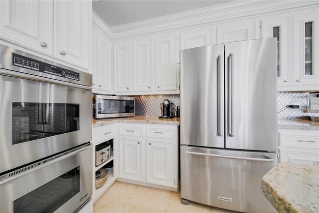 Building Photo - 850 W 43rd St