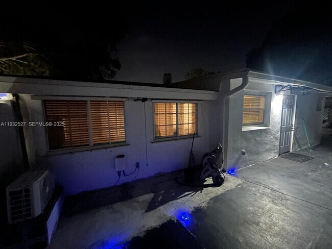 Building Photo - 1911 Arcadia Dr