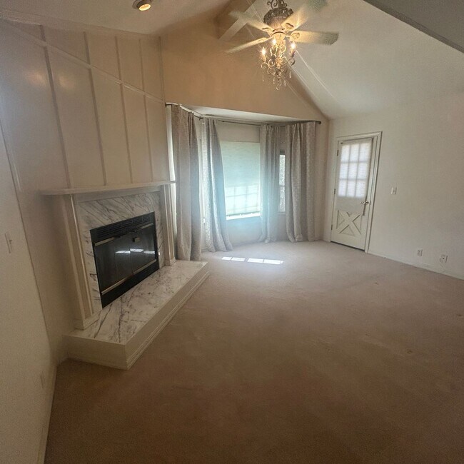 Building Photo - Beautiful Lake Wildwood Home with private back yard.