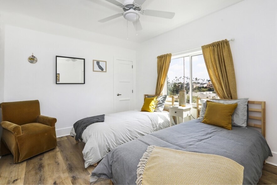 Building Photo - 3220 E 6th St