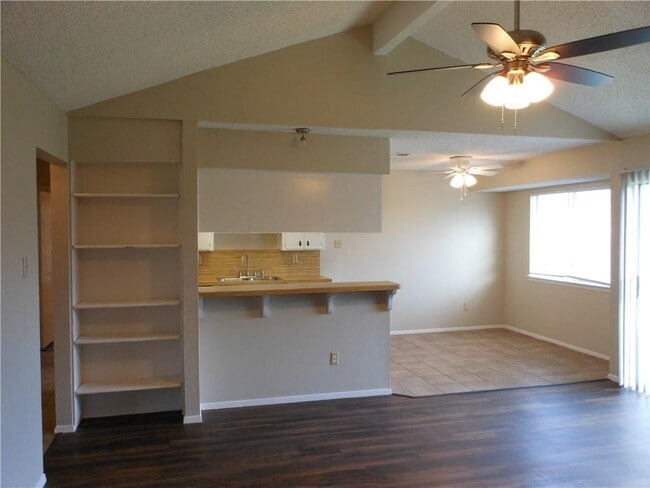 Building Photo - 602 Garden Path Dr