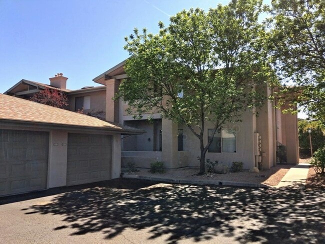 Building Photo - 985 E Mingus Ave