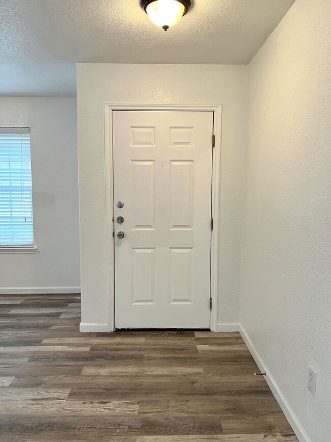 Building Photo - Large 4 bedroom/2.5 bath conveniently located to Lackland AFB! Move-in Ready!