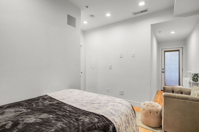 Building Photo - 816 Kennedy St NW