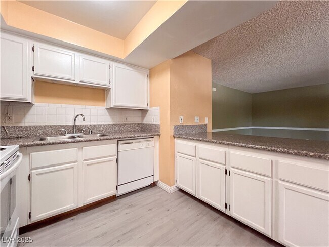 Building Photo - 2700 Baycliff Ct