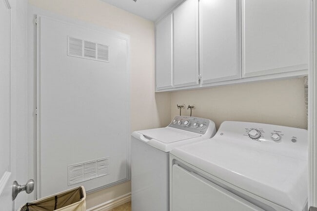 Building Photo - *Special Offer*Charming 4 Bedroom/2 Bath S...
