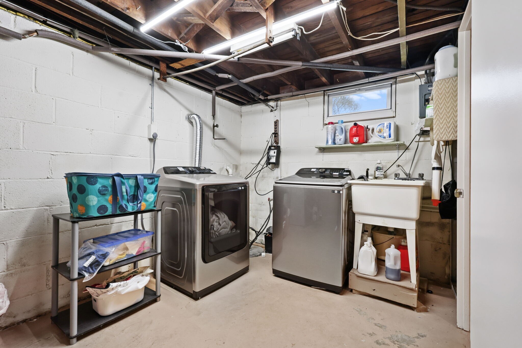 Building Photo - 2881 Meadowcrest Dr