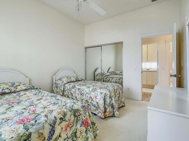 Building Photo - 8533 SE Palm Hammock Ln