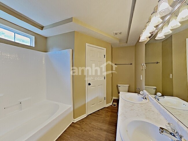 Building Photo - 2822 Meadow Gln