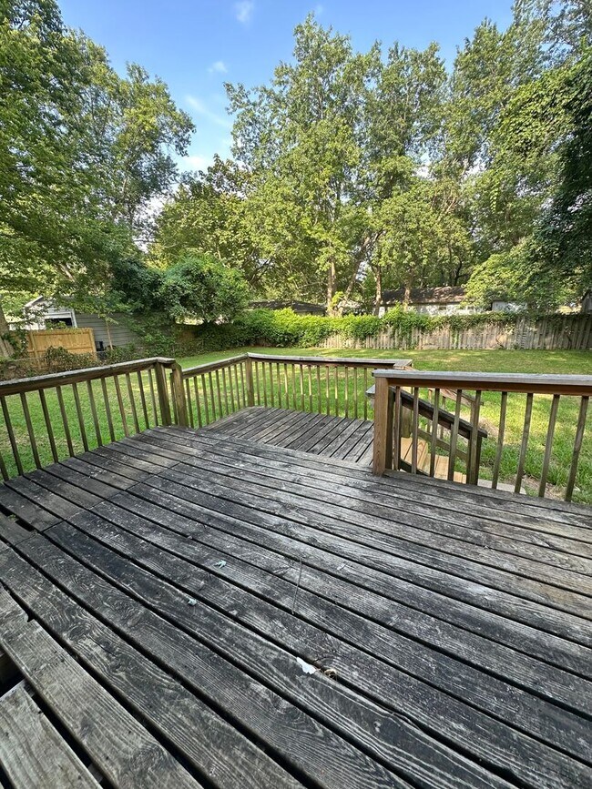 Building Photo - 3 Bedroom Home with Garage and Spacious Fenced Yard!
