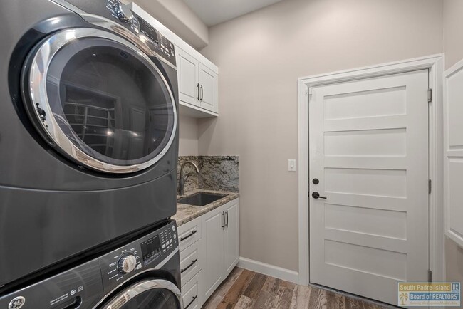 Building Photo - 618 N Shore Dr