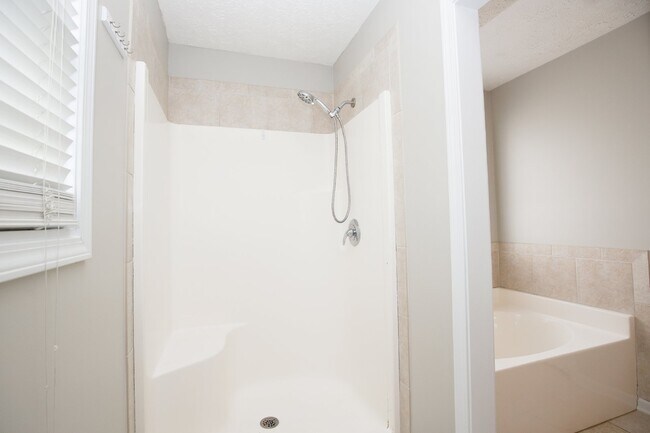 Building Photo - Charming 3 Bed, 2 Bath Rental Home in Raeford, NC - Don't Miss Out!