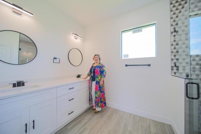 Building Photo - 422 Kismet Pkwy E