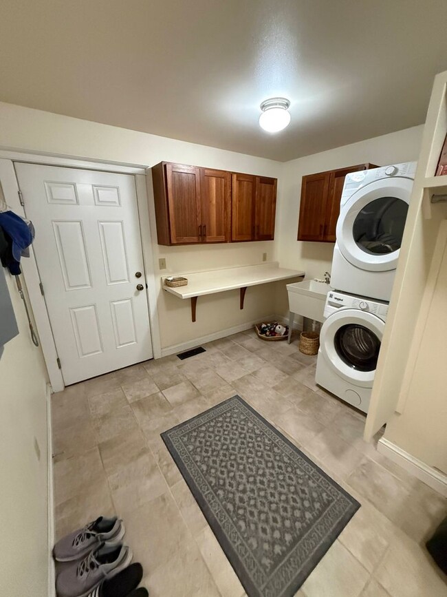 Building Photo - 3 Bed 2 Bath Large Beautiful Home