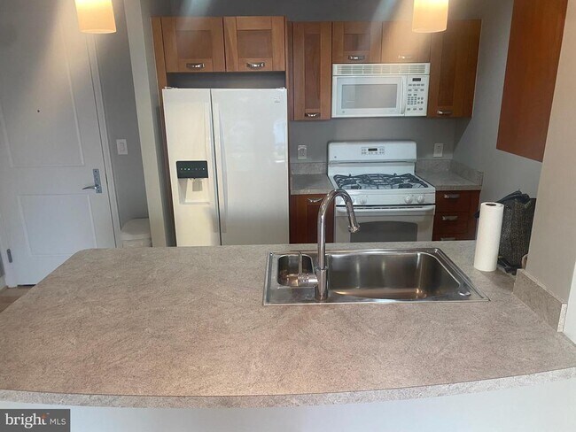 Building Photo - 5750 Bou Ave