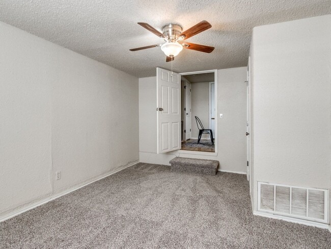 Building Photo - 3 bed 1 bath updated with beautiful garage...