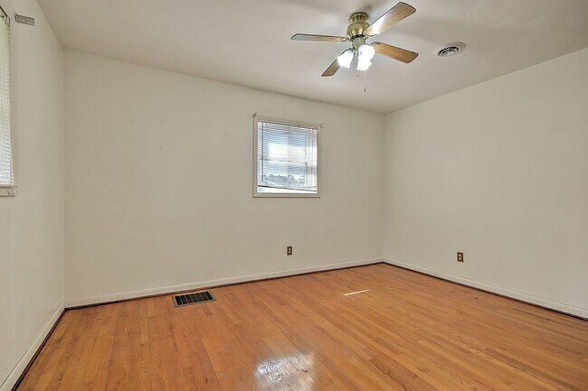 Building Photo - 208 Hogan Ave