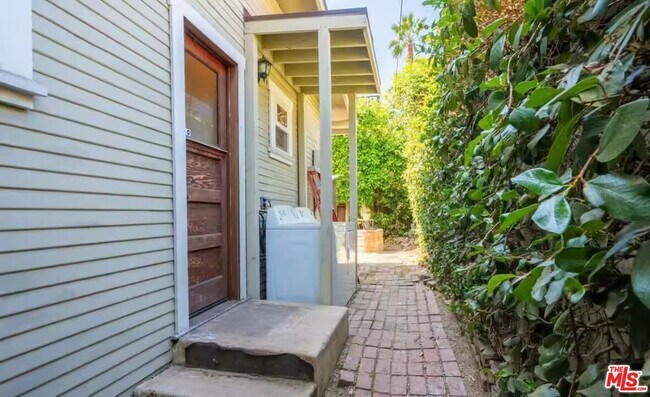 Building Photo - 4253 Fountain Ave