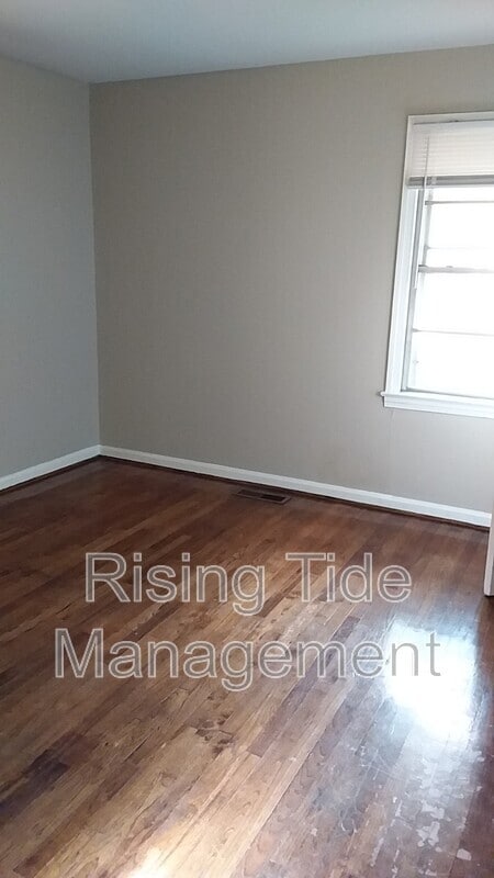 Building Photo - 1636 8th Ct W
