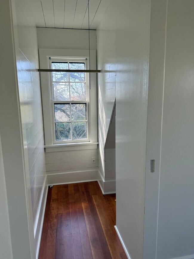 Building Photo - Charming historic home McMinnville 4 bed / 2.5 bath