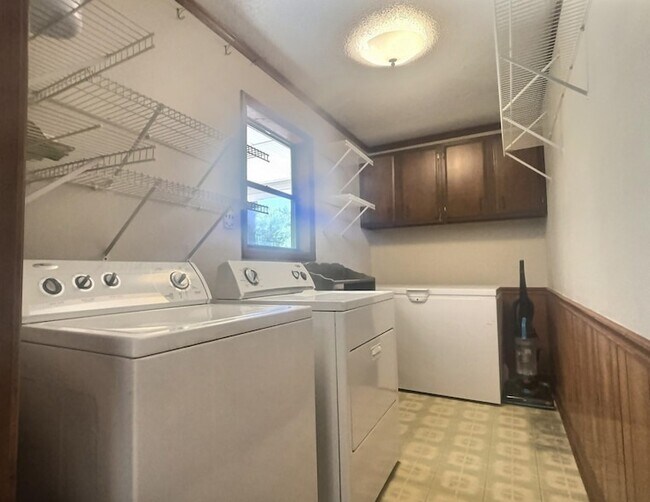 Building Photo - 335 Alexander Cove