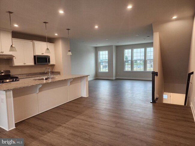 Building Photo - 321 E Cochran St