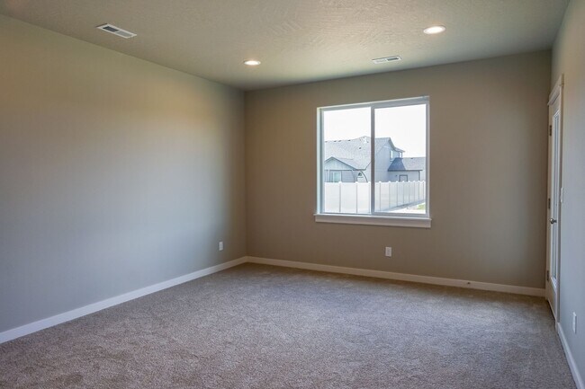 Building Photo - 3 bedroom 2 bath -3 car garage!