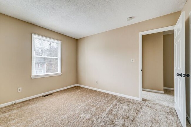 Building Photo - SW, Large Townhome, Wood/Vinyl Flooring, F...