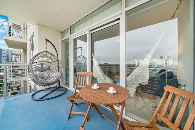 Building Photo - 3256 NE 1st Ave