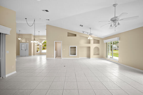 Building Photo - 5777 NW Eskimo Cir