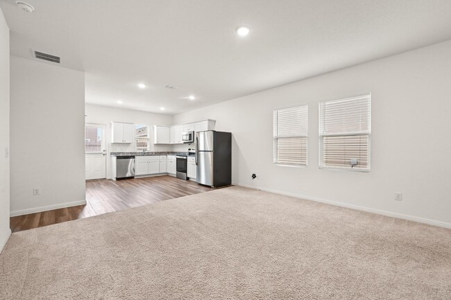 Building Photo - 473 Thistle Ln