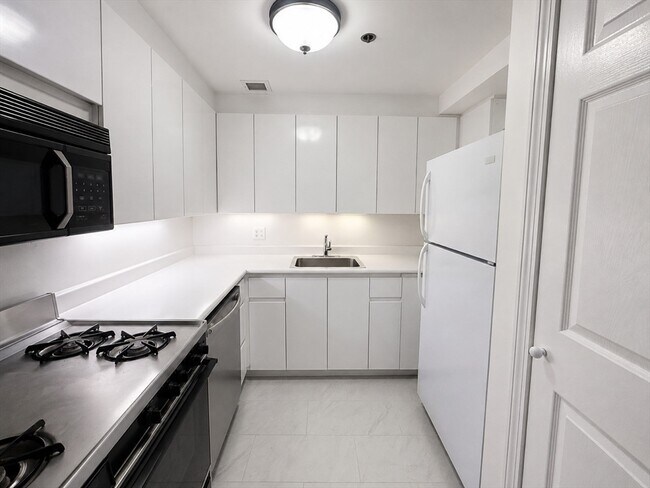 Building Photo - 170 Tremont St
