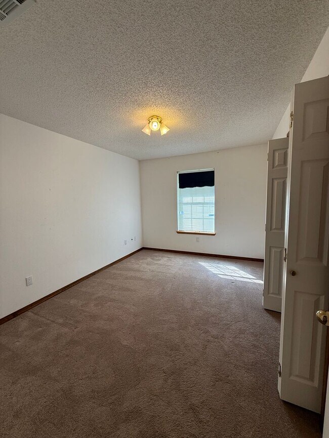 Building Photo - Beautiful 4 Bedroom Home Located in the Zi...