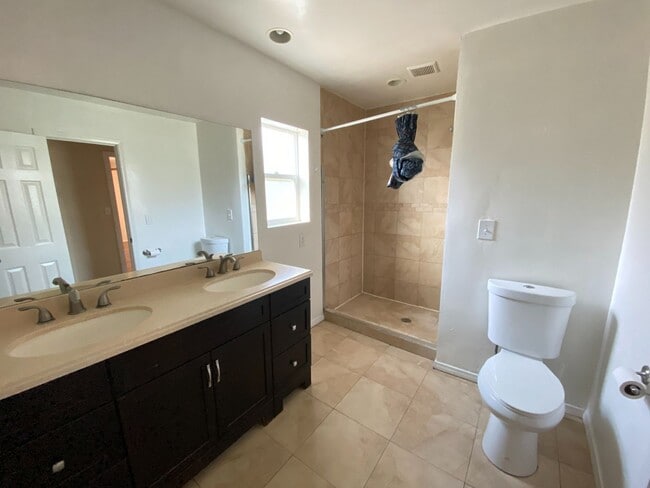 Building Photo - 5BR/2BA with Private Yard!