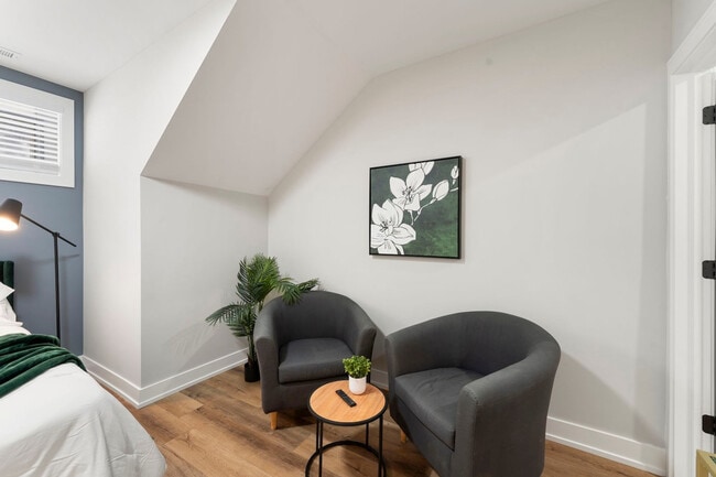 Building Photo - 1900 W 17th St